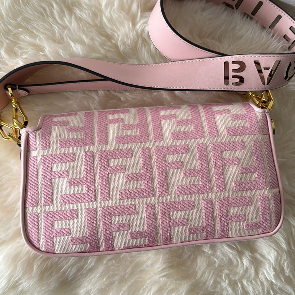 ❌Sold❌ FENDI *NEW RARE* Baguette - Pink with cutout lettering crossbody strap - Picture 5 of 17